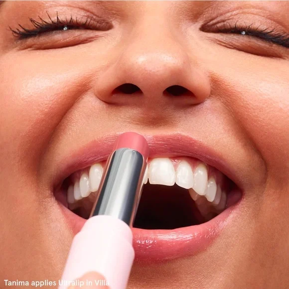 💋 GLOSSIER Ultralip High Shine Lipstick - VILLA - Picture 2 of 11